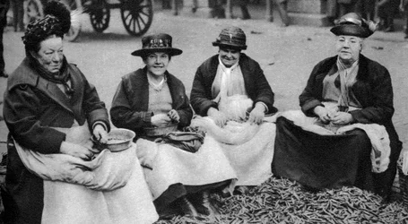 1926〜1927年のロンドンのコベントガーデンでのエンドウ豆の殻むき