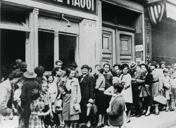 乳製品店の外に並ぶ人々、ドイツ占領下のパリ、1940年7月26日