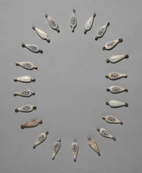 花びら型のビーズ、c。紀元前1391- 1353年。