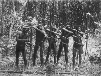 フィリピン：1890年頃 狩猟の様子を見せるネグリート族の男性（モノクロ写真