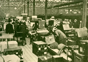 チャーリングクロス駅での荷物の山、1930年。