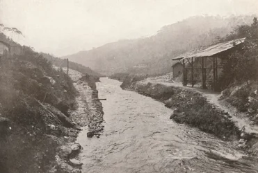 Pirahy Diversion：トンネルの出口から下流を見ます。 1914年。