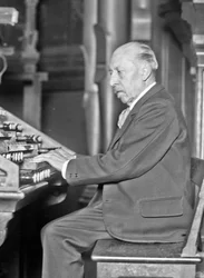 オルガン奏者で作曲家のシャルル＝マリー・ウィドールの肖像画（1844～1937年、1927年）。