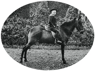 1902年、馬に座っていた6歳のアルバートウィンザー王子