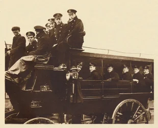 1913年、1937年、アルバート王子がデボンポートに到着し、巡洋艦カンバーランドに搭乗