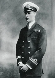 1918年、イギリス海軍中尉の制服を着たアルバート王子