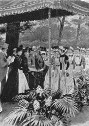 1899年7月21日、1901年7月21日、マールボロハウスで看護師に証明書を提示するアレクサンドラ王女。