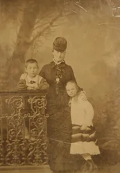エカテリーナ王女ミハイロフナユリエフスカヤと子供たちのジョージとオルガ、1870年代末〜1880年代初頭。