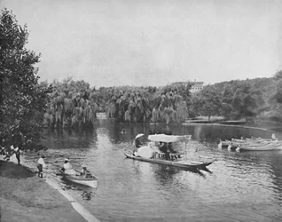 パブリックガーデンと湖、ボストン、c1897。
