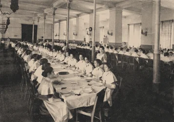 1889年の食堂のスモーリニー高貴な乙女研究所の生徒