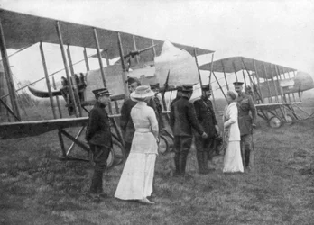 同盟のパイロットを訪問したベルギーのエリザベス女王、c1915