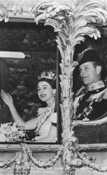 国王公式馬車に乗るエリザベス2世女王とエディンバラ公、戴冠式、1953年6月2日