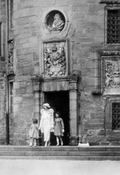 エリザベス女王とエリザベス王女、マーガレットローズ、スコットランドのグラミス城、1937