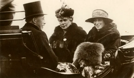 クイーンメリーとプリンセスロイヤルおよび子爵ラセル夫妻、1923年。