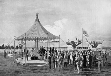 1860年7月、ウィンブルドンで最初の砲撃を行うビクトリア女王、c1920