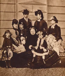 ビクトリア女王と義理の娘と孫、1880年頃1935年