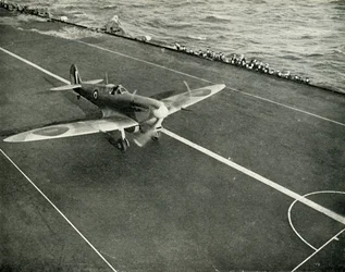 第二次世界大戦、マルタに向かう途中の空母の甲板にあるRAFスピットファイア、1942年1944年。