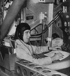 航空機に搭乗するRAF飛行技師、c1940 1943