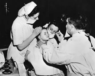 鼻の感染症を治すラジウム治療、フランス、c1947-1951