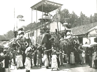 宗教的な行列、コロンボ、セイロン、1895年。
