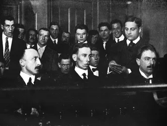 左のロバートフェイと彼の2人の共犯者は1915年に法廷で写真を撮りました。