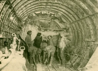 市および南ロンドン鉄道線の拡大された管で作業中のロータリーカッター、c1930。