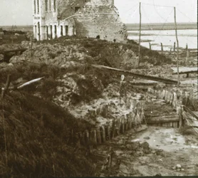 廃墟の建物と海岸沿いの塹壕、c1914-c1918