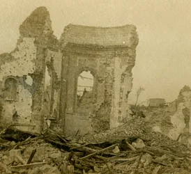 台無しにされた教会、北フランス、コンブル、c1914-c1918