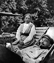 ロシアのボリシェヴィキ指導者ウラジーミル・レーニンとナデジダ・クルプスカヤ、ゴールキ、ソ連、1922年