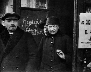 ロシアのボリシェヴィキ指導者ウラジーミル・レーニンと妻ナデジダ・クルプスカヤ、ロシア、1922年