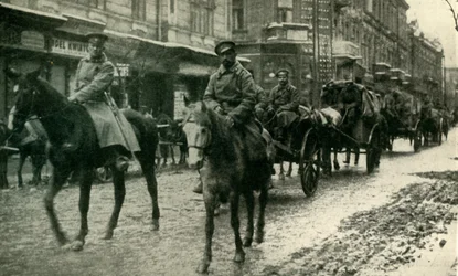 1915年3月、1920年3月、プシェミシルにあるロシアの補給柱。