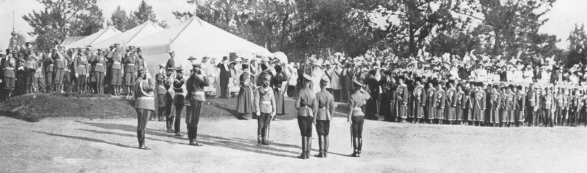 ロシア軍、1914年7月22日、クラスノエセロのニコラス2世に敬礼