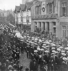 ビクトリア女王、ウィンザー、バークシャー、1901年の棺を運ぶ銃キャリッジを引いて船員