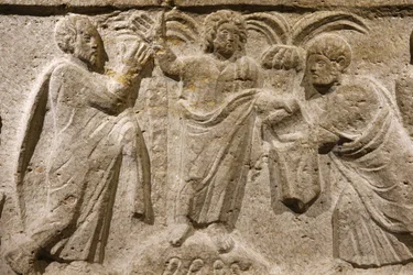 マルセイユのサン・ヴィクトル修道院。Sarcophagusの詳細。ペテロとパウロに囲まれたイエス。フランス