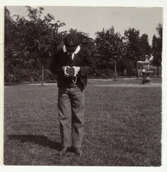 写真を撮るスクールボーイ（1905年頃