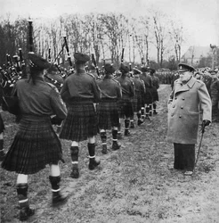 スコッティはドイツの土壌でパレード、1945