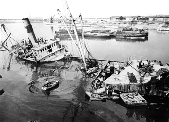 フランス、マルセイユ港の沈没船、c1945-1949