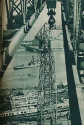 クレーンから見たクライド川は、1937年に長く狭いドック盆地のように見えます。