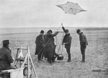 カメラが取り付けられているフランスの戦争凧の1つを送り上げる、1914年、1915年