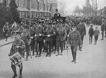 1915年に教会からブライダルコーチを運ぶ軍曹