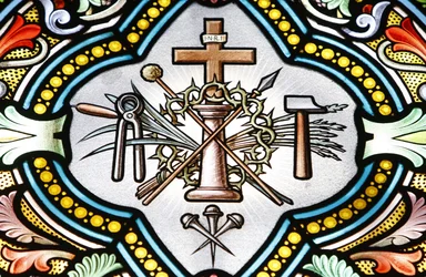 ラ・サレットの聖母マリアの祠 ステンドグラスの窓 キリスト教のシンボル ラ・サレット（フランス
