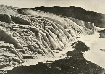 フェラー氷河の側面。左下隅の人間の図、c1908、1909。