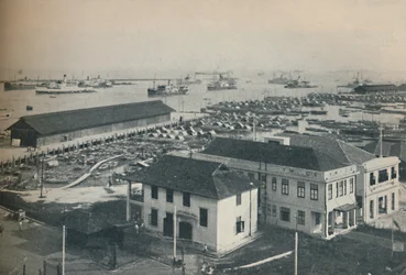 シンガポール港は常に多種多様な国籍の船で混み合っている、1937年