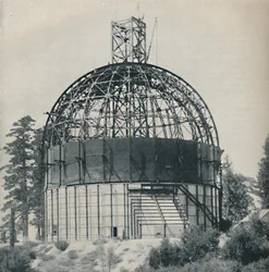 天文マンモスを収容するスケルトンドーム、c1935