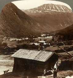 雪山の高台ガウスタ6180フィート、ノルウェー、マーンバレーの静かな家の上、c1905。
