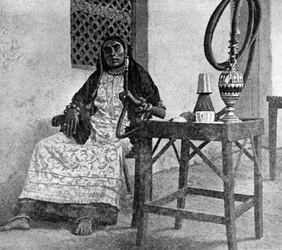 水ギセルを吸っているソマリアの女性、アデン、1922