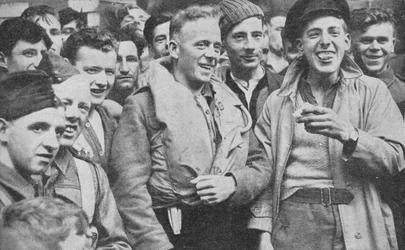 スコットランドの港に着陸したアランドラスターの生存者の一部、1940年、1940年