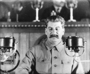 1930年代の共産党議会でスピーチをしたソビエト指導者のヨーゼフスターリン