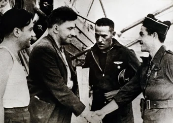 スペイン内戦（1936-1939年）。内戦のソ連特派員としてバルセロナ空港（スペイン）に到着したロシア人作家イリア・グリゴリエビッチ・エーレンブルク（1891-1967）（左から2人目