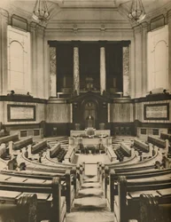 ロンドン郡評議会のメンバーの審議のための素晴らしいホール、c1935。